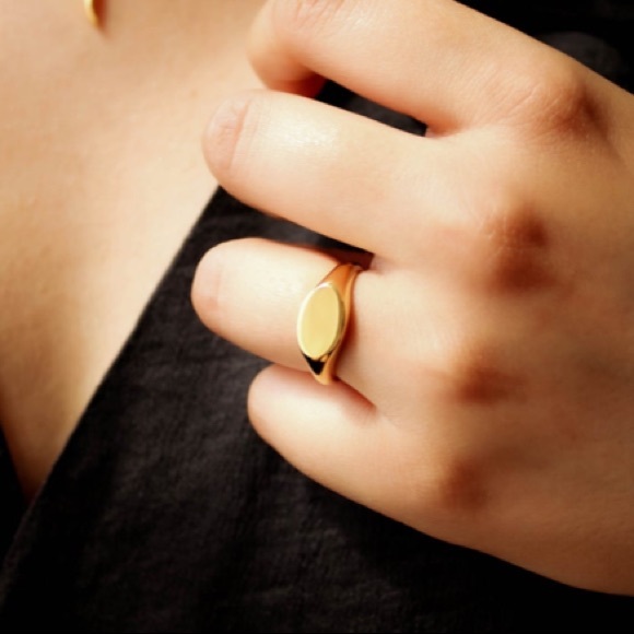 Tiny signet minimalist ring - Picture 2 of 7